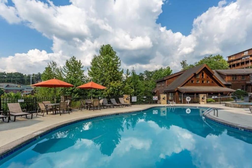 2 Miles From Dollywood Family Resort With Seasonal Outdoor Swimming Pool, Year Around Heated Indoor Swimming Pool, Townhome Style Cabin, Private Hot Tub, Arcade, Tv, Wifi, Kitchen With Refrigerator, Washer And Dryer بيدجن فورج المظهر الخارجي الصورة